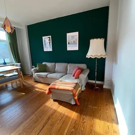 Altbauwohnung Mit Viel Charme In Zentraler Lage Apartment